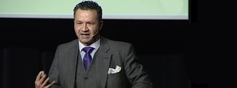 El secreto estaba en el nudo de la corbata (VÍDEO)